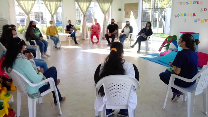 reunión de padres y madres del jardín maternal municipal